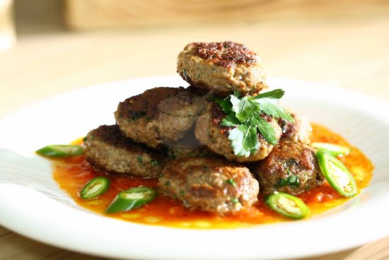 Acılı Domates Soslu Köfte
