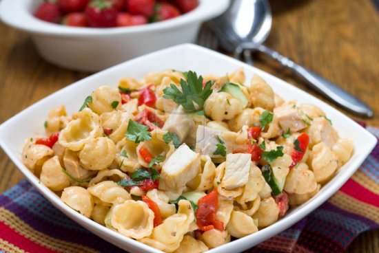 Tavuklu Makarna Salatası